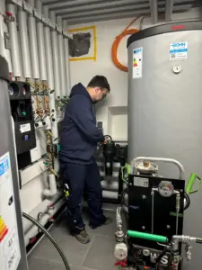 Ein aktuelles Projekt der Firma Bohn Haustechnik aus Winnenden zeigt, wie moderne Technologien die Effizienz und Sicherheit von Heizsystemen verbessern können.