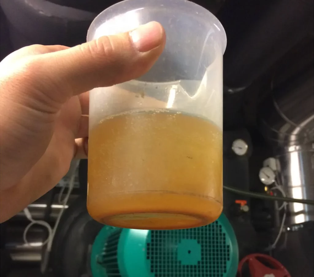 Rostiges Heizungswasser in einem Becher
